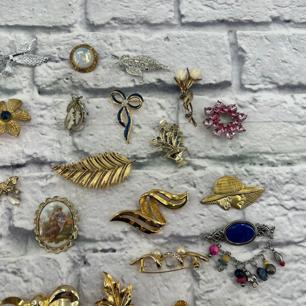 30 Assorted Vintage Pins Brooches Lot Gold Tone Rhinestone Pearl Enamel Floral - Picture 5 of 9